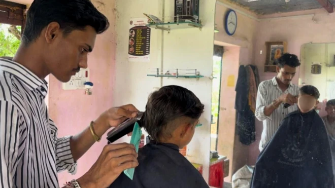 अलवाडा गावातील सलूनमध्ये पहिल्यांदा दलित समुदायातील व्यक्तीचे केस कापण्यात आले.