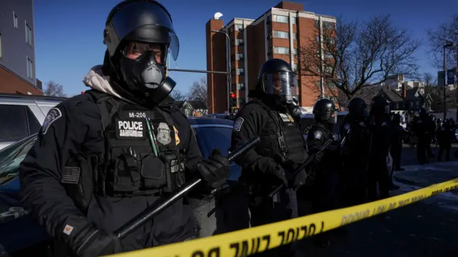 Policiais fazem guarda no local de um tiroteio envolvendo agentes federais de imigração no bairro Whittier, no sul de Minneapolis, Minnesota, EUA, em 24 de janeiro de 2026
