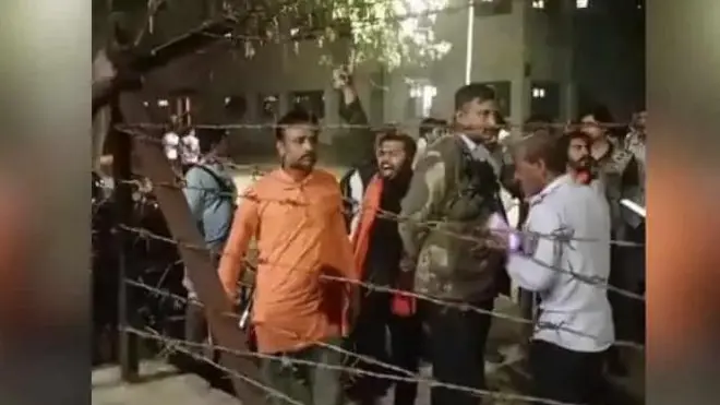 गुजरात यूनिवर्सिटी में विवाद