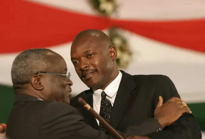 Prezida Domitien Ndayizeye ariko ahererekanya ubutegetsi n'umuhisi prezida Pierre Nkurunziza