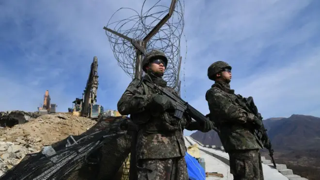 전방 경계 근무 중인 한국 군인들