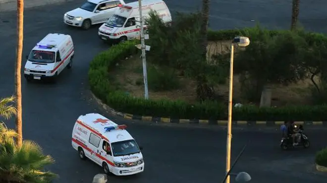 గాయపడినవారిని ఆసుపత్రులకు తీసుకెళ్తున్న అంబులెన్స్లు