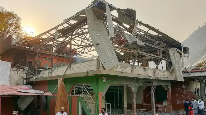 पाकिस्तान प्रशासित कश्मीर की राजधानी मुज़फ़्फ़राबाद में भारतीय हमलों के बाद एक मस्जिद