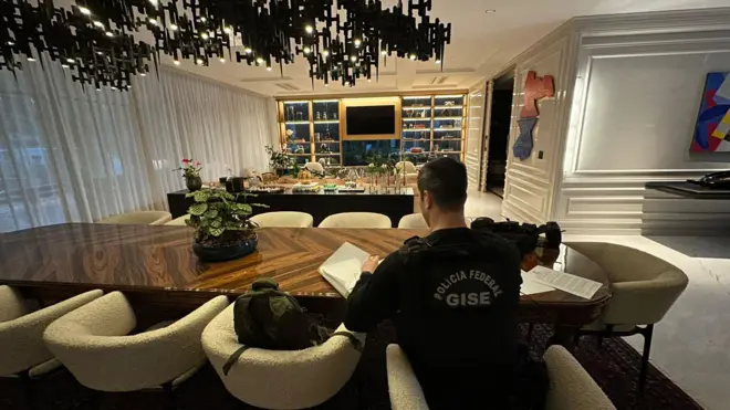 Imagem mostra policial dentro de residência de luxo alvo de busca e apreensão