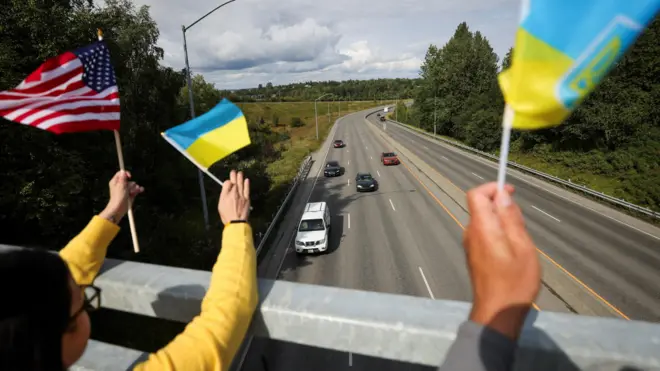 Demonstranci trzymają flagi USA i Ukrainy w geście solidarności z Ukrainą przed spotkaniem prezydenta USA Donalda Trumpa z prezydentem Rosji Władimirem Putinem w Anchorage na Alasce