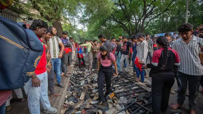 తొక్కిసలాట జరిగిన చోట చెల్లాచెదురుగా చెప్పులు