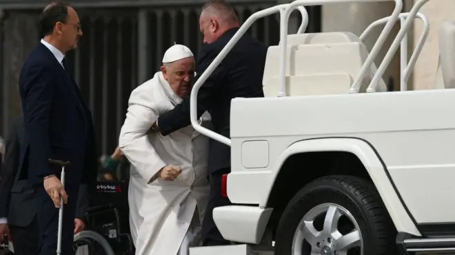 Dem help Pope Francis enta di popemobile afta im weekly audience on Wednesday