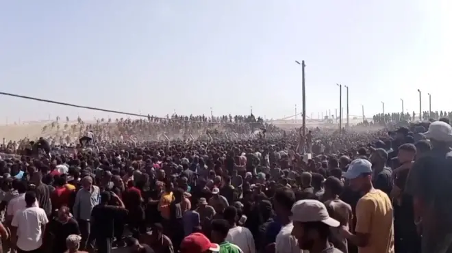 فلسطينيون يسارعون للحصول على صناديق مساعدات في رفح جنوب قطاع غزة