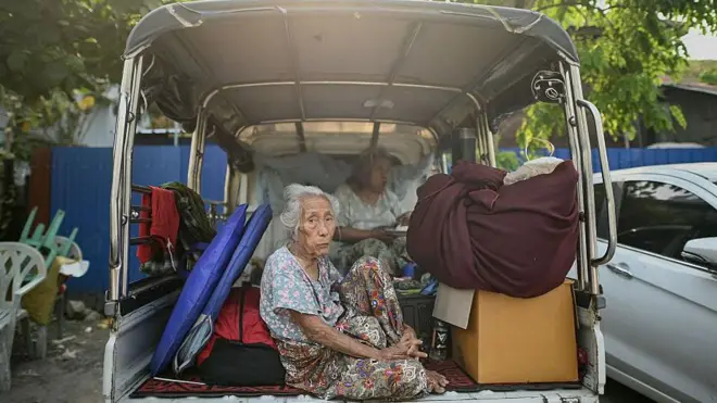 ငလျင်ဘေးကြောင့် ကားပေါ် နေရတဲ့ မန္တလေးမြို့ခံသက်ကြီးရွယ်အိုတစ်ဦး 