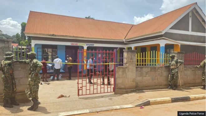 Àwọn ológun dúró sí iwájú ilé ẹ̀kọ́ tí wọ́n ta okùn síwájú rẹ̀, àwọn èèyàn kan wà nínú ọgbà ilé ẹ̀kọ́ náà.