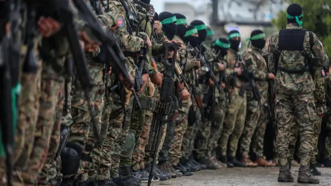 صورة أرشيفية لعناصر من كتائب القسام خلال عملية تسليم رهينتين إسرائيليتين في رفح في جنوب قطاع غزة في شباط/ فبراير الماضي