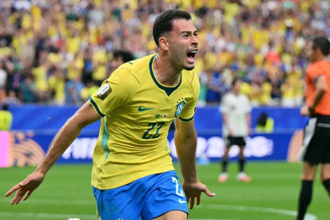 Martinelli comemora gol pelo Brasil contra Japão