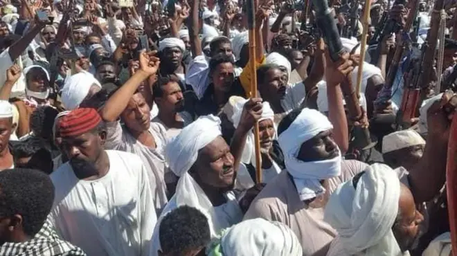 محتجون يحتشدون لمساندة الجيش السوداني.