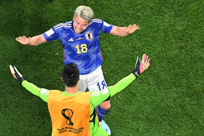 ম্যাচের শুরু থেকে খেলায় জাপান পিছিয়ে থাকলেও, স্টেডিয়ামের আমেজ ছিল জাপানের পক্ষে।