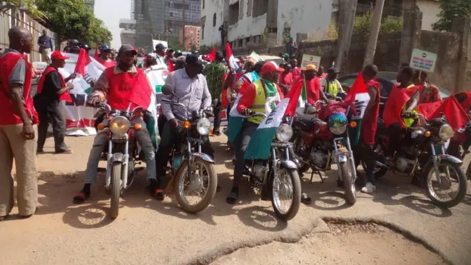 Awọn ọmọ ẹgbẹ oṣiṣẹ lasiko iwọde naa