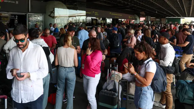 Enorme apagão atingiu Portugal e outros países da Europa nesta segunda-feira. Na foto, aeroporto cheio de passageiros. 