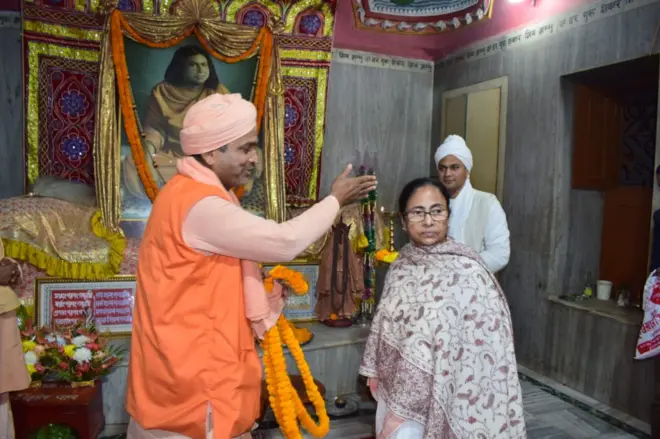 ভারত সেবাশ্রম সঙ্ঘের এক সন্ন্যাসীর সঙ্গে মুখ্যমন্ত্রী মমতা ব্যানার্জী - ফাইল ছবি