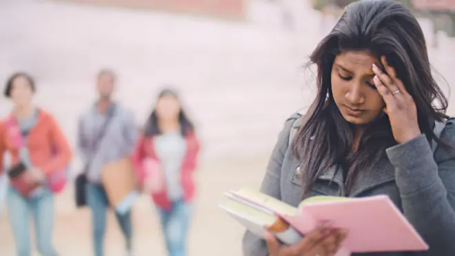 परदेशातील उच्चशिक्षणासाठी महाराष्ट्र शासनाकडून देण्यात येणाऱ्या शिष्यवृत्ती प्रक्रियेत अनेक घोळ असल्याचा आरोप विद्यार्थी करतात.