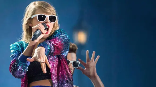Taylor Swift tampil di sebuah pertunjukkan pada 2015