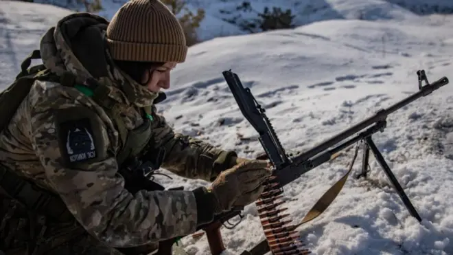 جندي يمسك برشاش