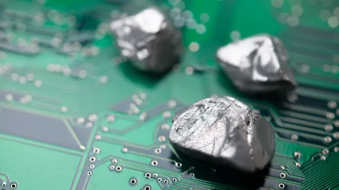 Minerais de terra rara sobre placa de circuito eletrônico