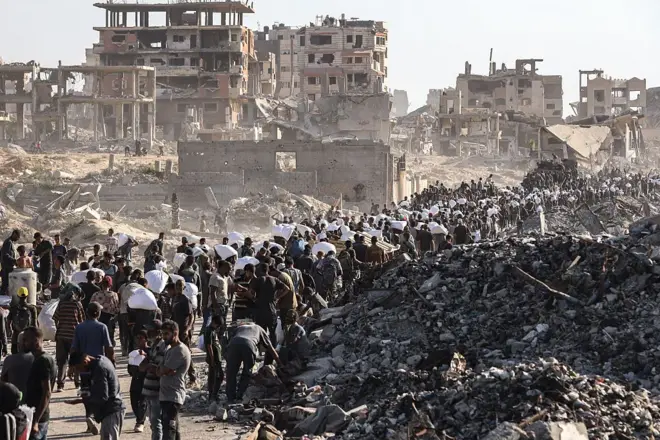 فلسطينيون يعانون من الجوع بسبب الهجمات والحصار الإسرائيلي يتجمعون عند معبر زيكيم في غزة للحصول على مساعدات غذائية محدودة، 3 أغسطس/آب 2025

