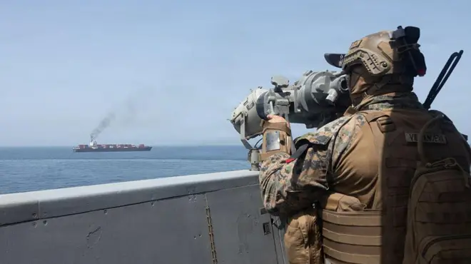 Флот США осуществляет блокаду Ормузского пролива