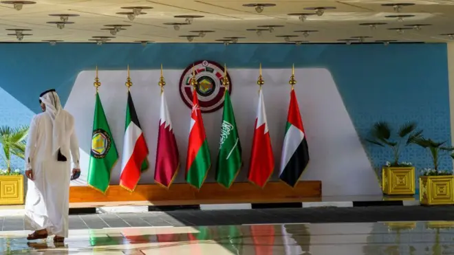 صورة تظهر أعلام دول مجلس التعاون الخليجي موضوعة إلى جانب بعضها.