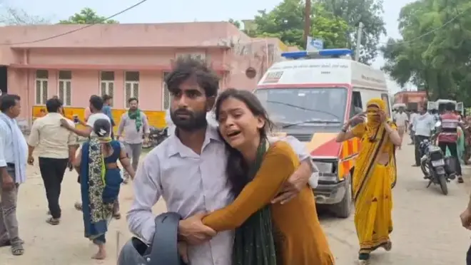 হাসপাতালে কান্নায় ভেঙ্গে পড়ছেন নিহতদের স্বজনরা