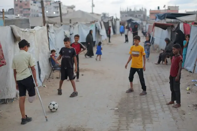 طفل فلسطيني بُترت ساقه بسبب الحرب في غزة يلعب الكرة مع أصدقائه