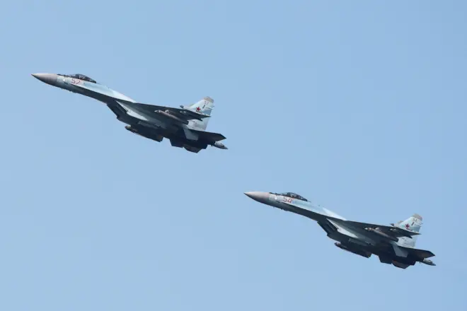 Arşiv fotoğrafı: İki Su-27 tipi Rus savaş uçağı