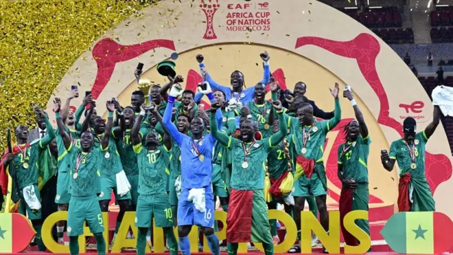 لاعبو السنغال يحتفلون بالكأس بعد فوزهم في المباراة النهائية لكأس الأمم الأفريقية 2025 بين السنغال والمغرب في الرباط، المغرب، 18 يناير/ كانون الثاني 2026