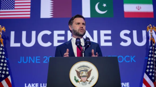 جی دی ونس در حال سخنرانی