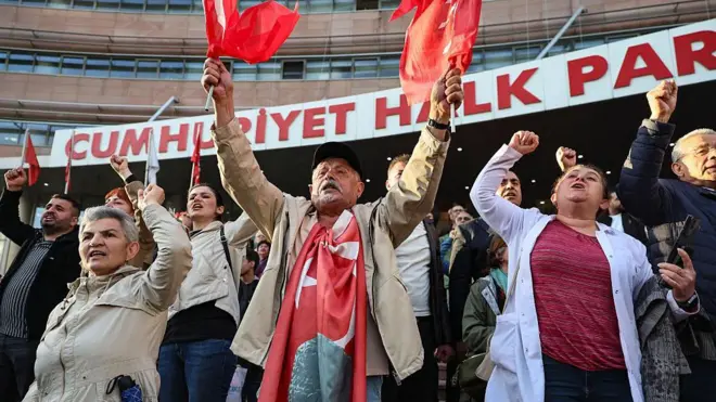 Özgür Özel destekçileri CHP Genel Merkezi önünde elleri havada slogan atarken (21 Mayıs 2026)