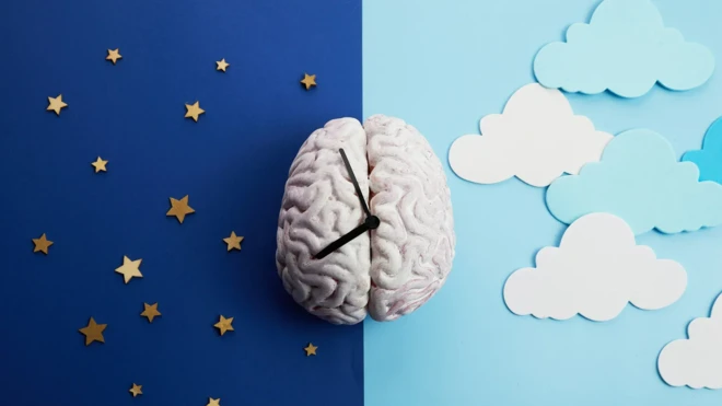 تصویرسازی از مغز با عقربه‌هایی روی آن با پس زمینه آسمان