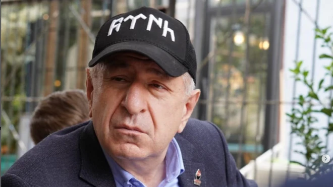 Ümit Özdağ, üzerinde Göktürkçe Türk yazan şapkasıyla 