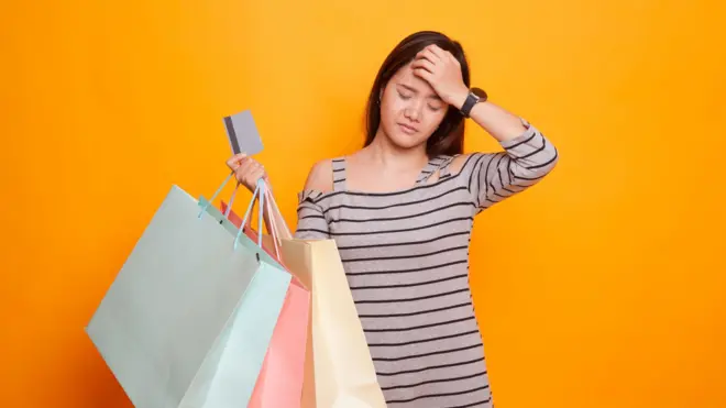 seorang perempuan membawa belanjaan