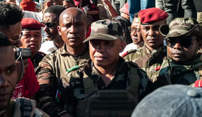 Colonel Michael Randrianirina na bamwe mu bamurinda ku wa kabiri mbere gato y'uko atangazwa nk'umukuru w'igihugu cya Madagascar