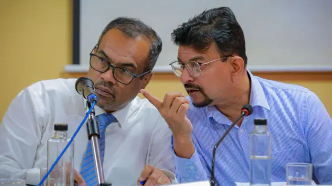 මහින්ද ජයසිංහ සහ අනිල් ජයන්ත යන අමාත්යවරුන්ගේ ඡායාරූපයකි