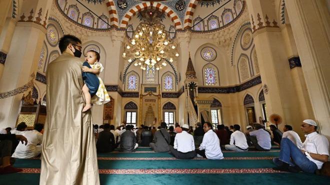Hombres en el interior de una mezquita