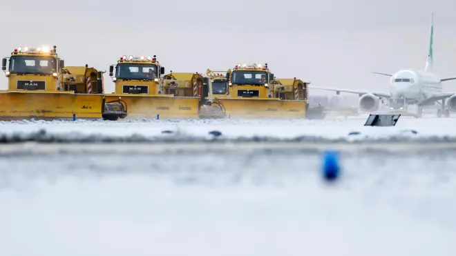 снегоуборочные машины в аэропорте Схипхол в Амстердаме