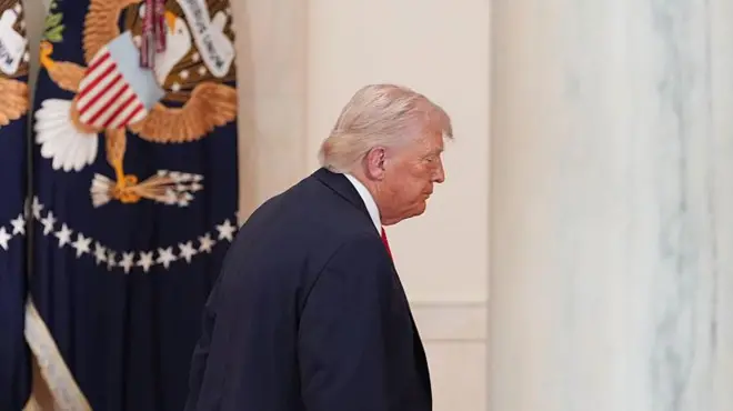 El presidente de Estados Unidos, Donald Trump, deja el podio en la Casa Blanca después de su alocución