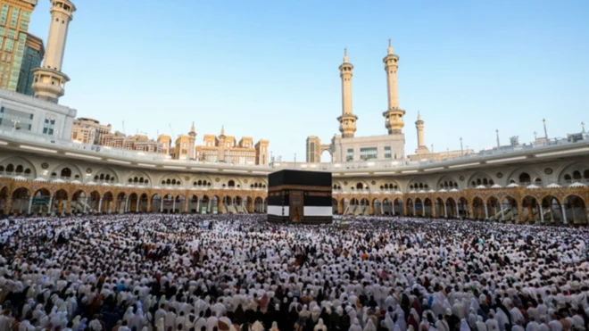 Awọn olujọsin wọ aṣọ funfun ni Saudi