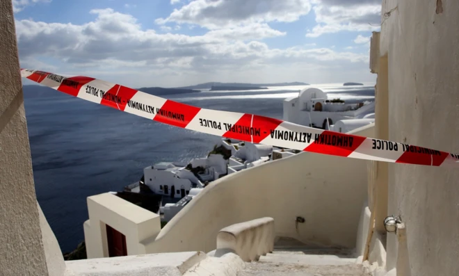 Santorini Adası'nda bazı bölümler polis tarafından kapatıldı