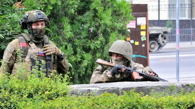 Combatientes de Wagner en las calles de Rostov del Don
