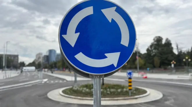 Kružni tok, saobraćajni znak za kružni tok, saobraćajni znak u beogradu