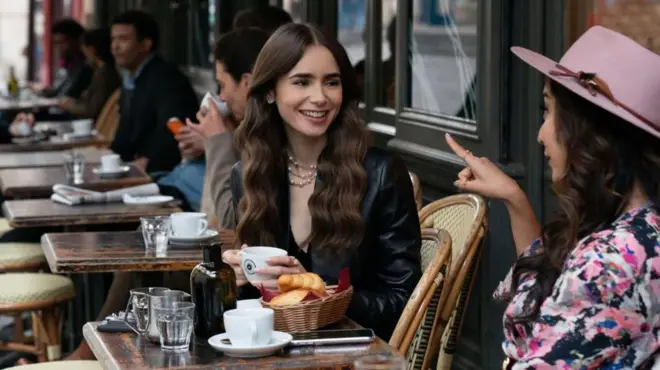 مشهد من مسلسل "إميلي في باريس"