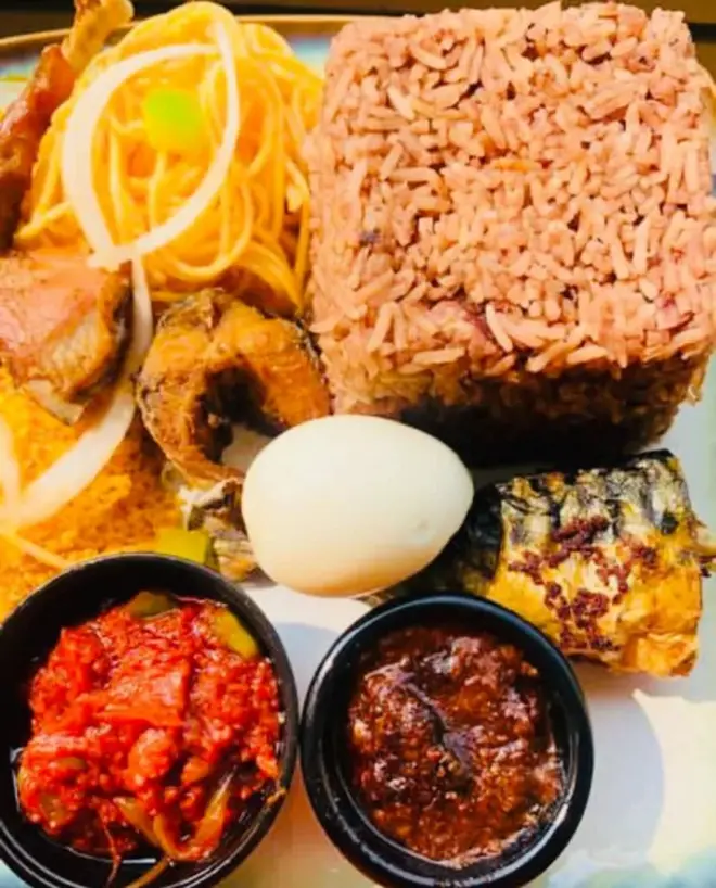 Du haricot-riz avec oeufs durs, du poisson, deux sauces épicées...