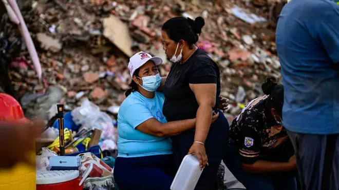 Búsqueda de sobrevivientes tras el terremoto