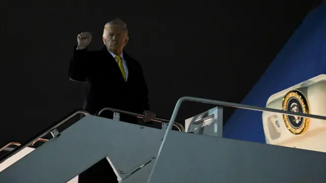 特朗普在等上空军一号时做手势